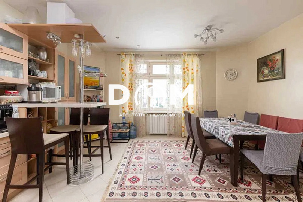 Продаж 3 кім. 122 кв.м. Вул. Левка Лук`яненка 21. метро Мінська