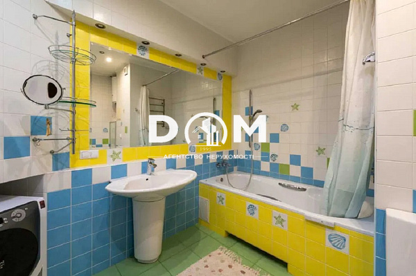 Продаж 3 кім. 122 кв.м. Вул. Левка Лук`яненка 21. метро Мінська